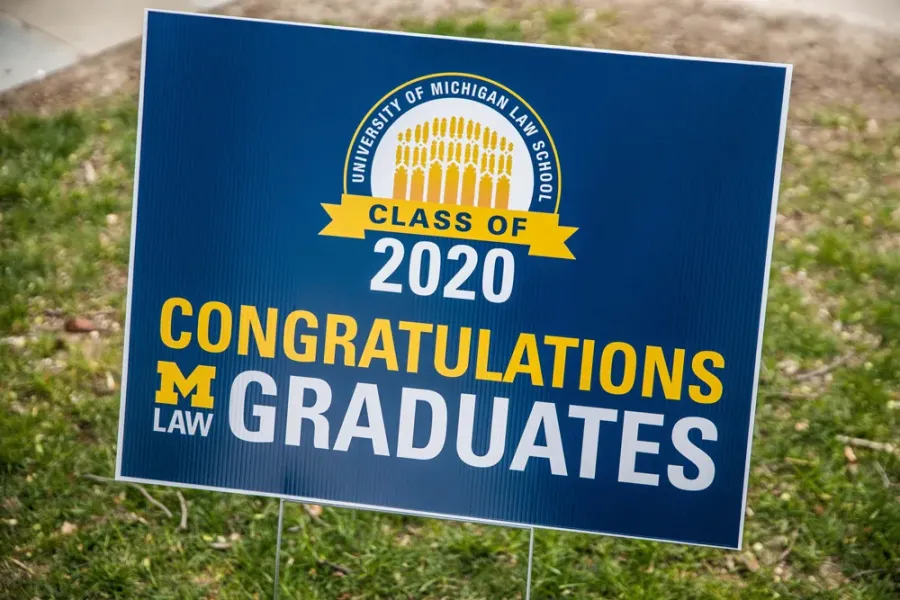 2020 Graduates congratulation sign