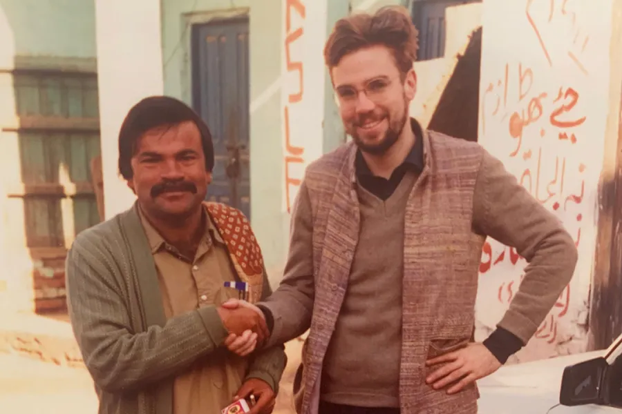 A portrait of Steven Corliss, JD/MPP ’88 shaking hands with another person.