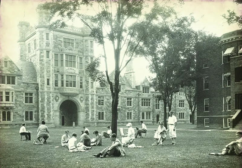 An art class gathers in the lawn in front of the Lawyers Club.