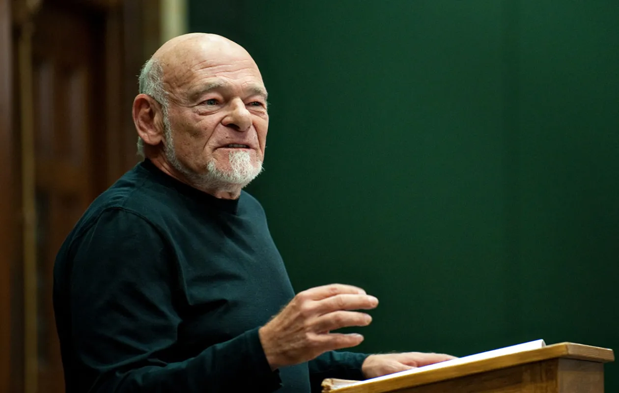 Sam Zell lecturing in front of a class of students
