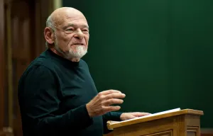 Sam Zell stood at a lectern